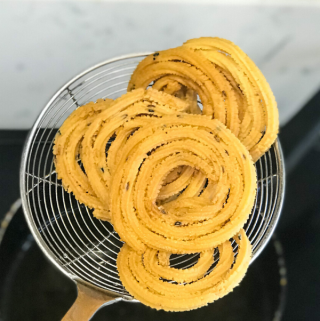 closeup of urad dal Murukku