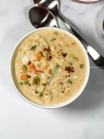 Oatmeal soup is in the bowl.