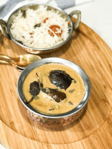 A bowl of bagara baingan is on the plate