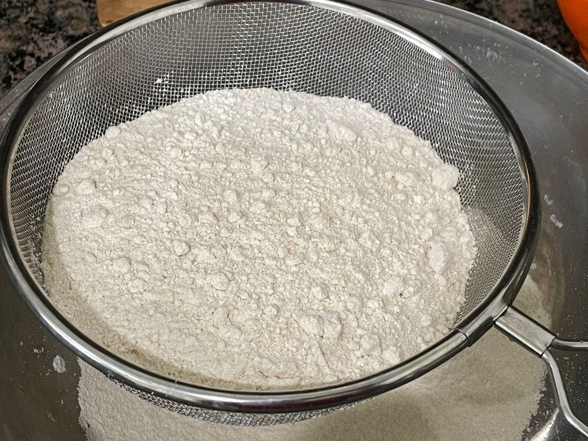 Wheat flour, baking soda is inside the sieve mesh.