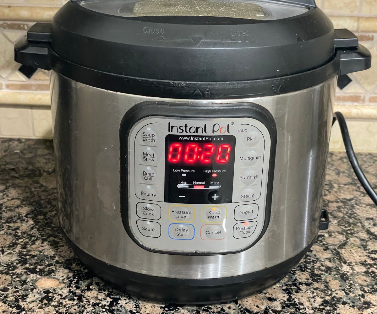 An instant pot displaying cooking time.