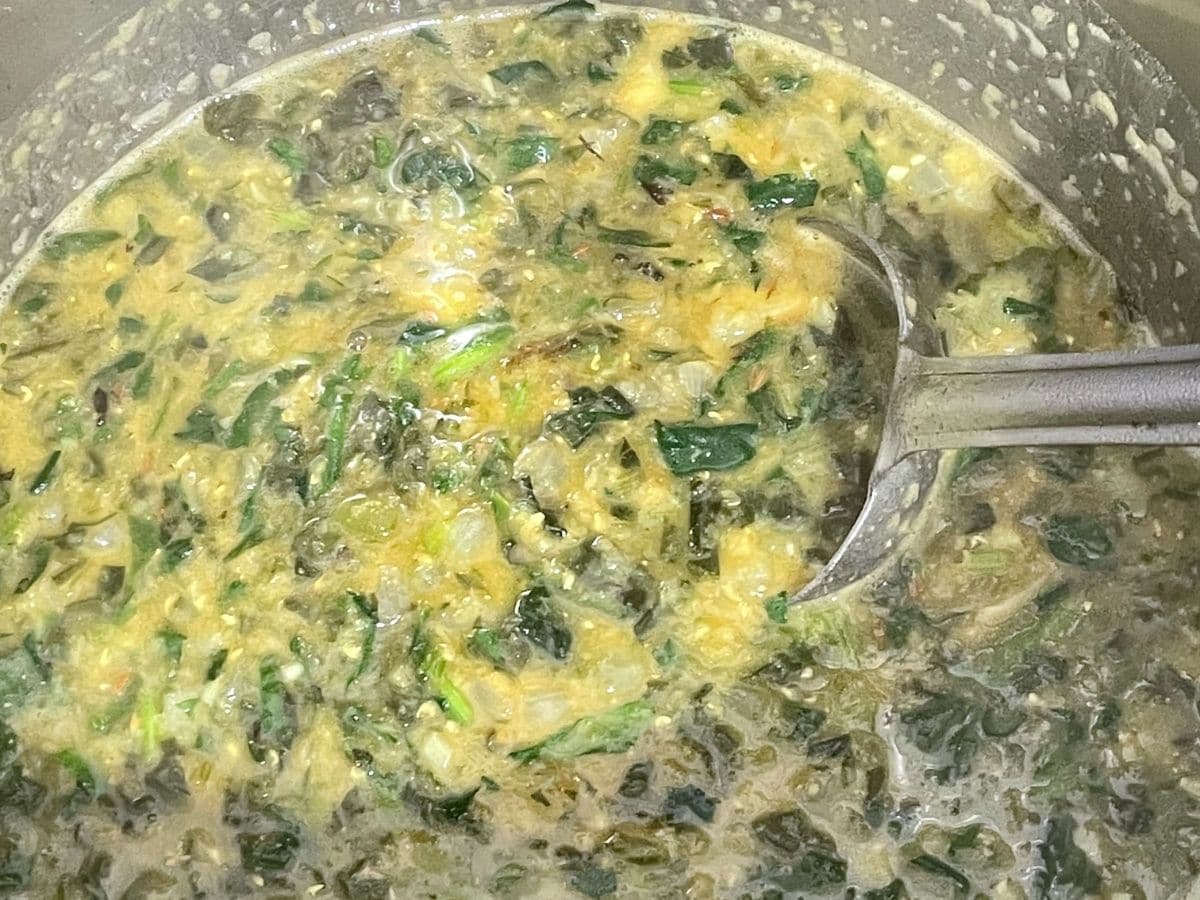 An instant pot is filled with palak dal