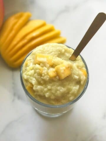 close up of rice mango pudding placed on the white table