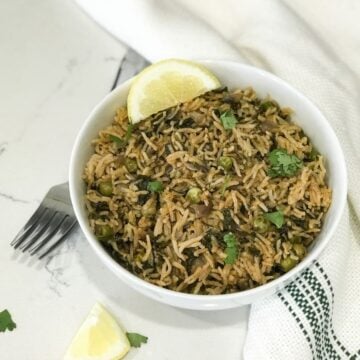 A bowl of rice along with lemon