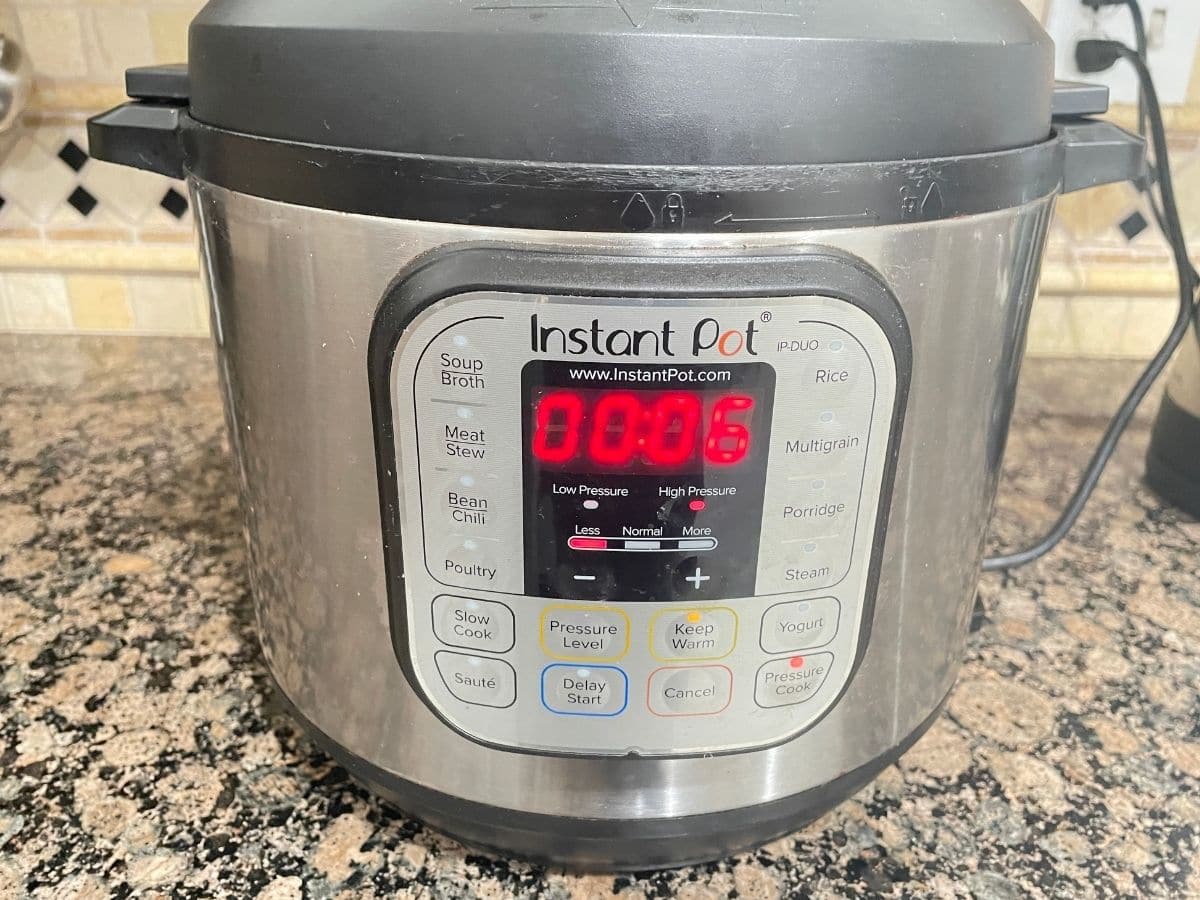 An instant pot displaying cooking time.