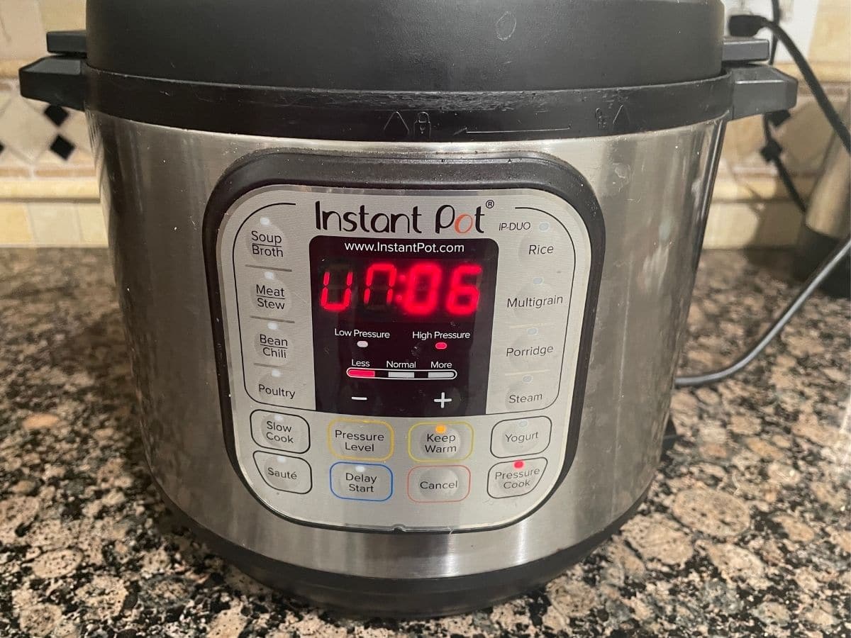 An instant pot showing cooking time on display.