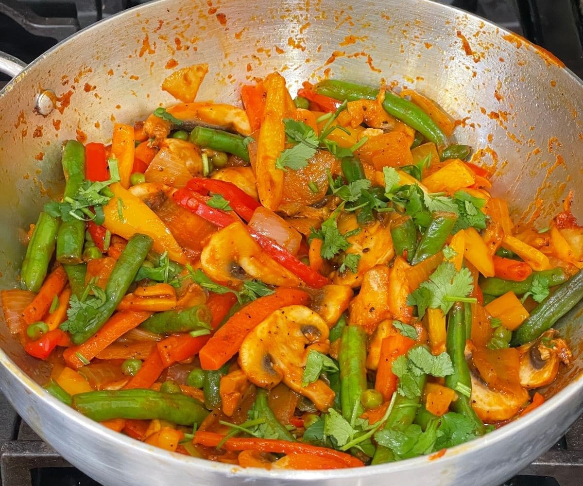 A pan of vegan jalfrezi recipe.