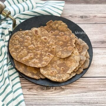 A tawa is filled with gluten free chapatis.