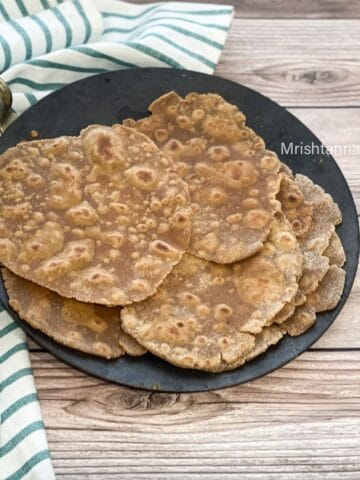 A tawa is filled with gluten free chapatis.