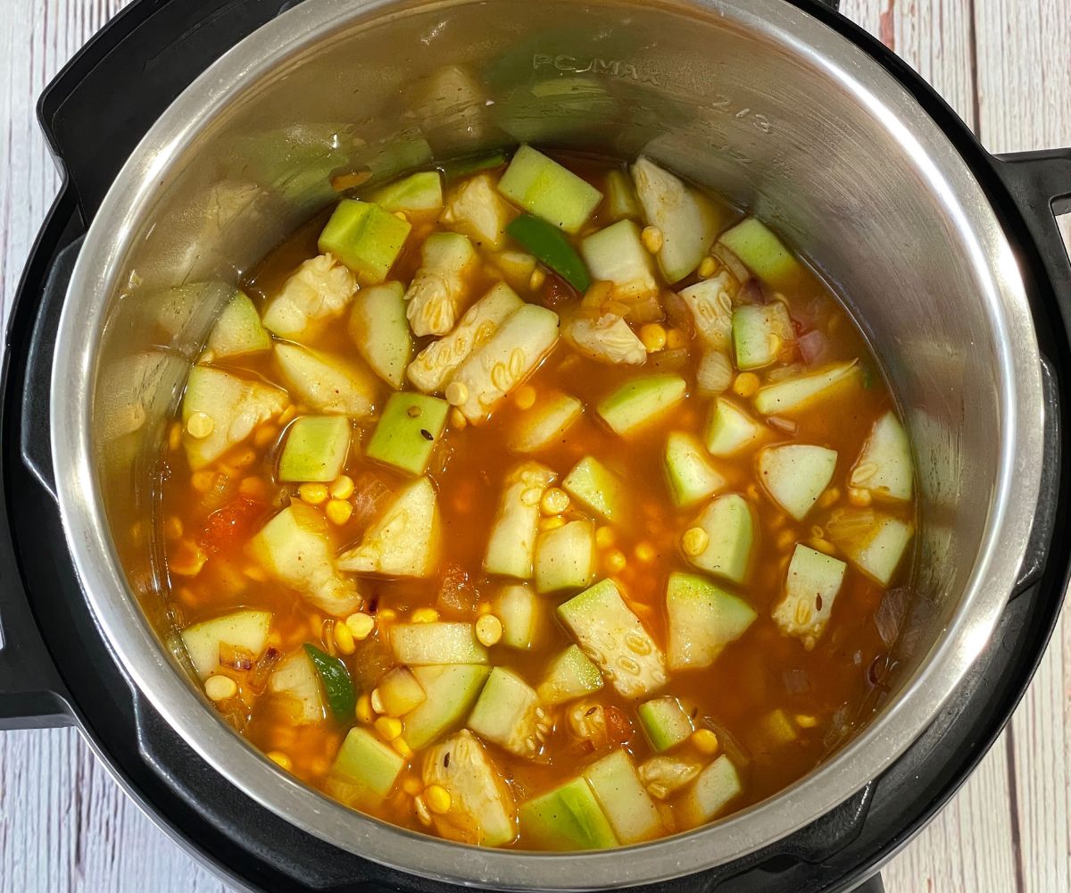 An instant pot is filled with lauki chana dal.