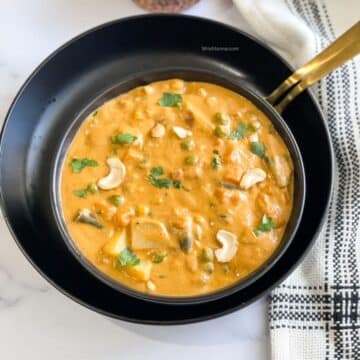 A bowl of vegetable kurma is on the plate.