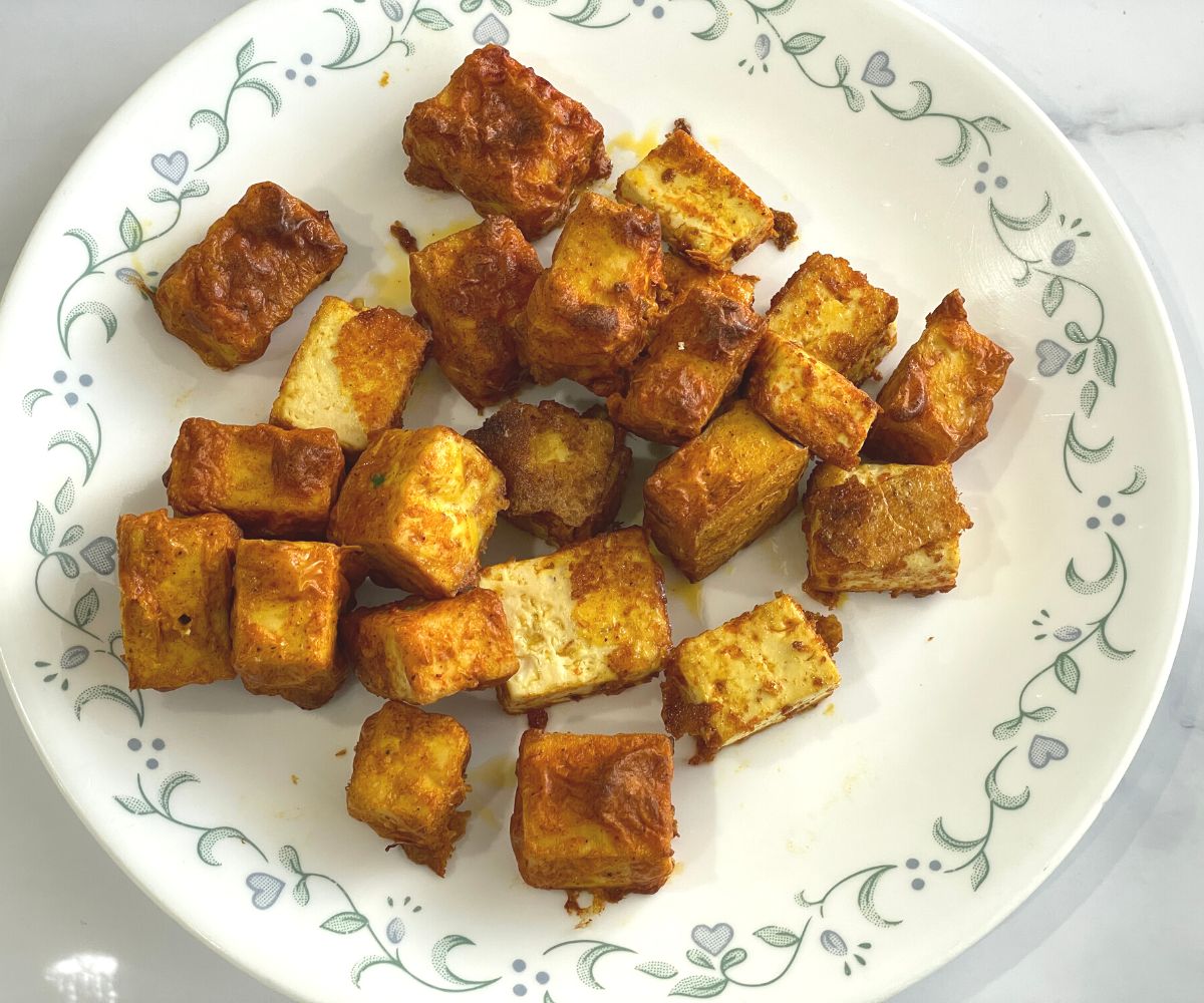 A plate is with air fried tofu tikkas.