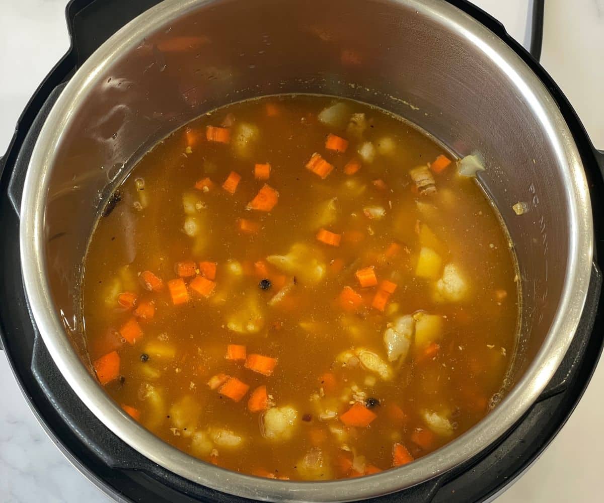 A pot is with mulligatawny soup mixture.