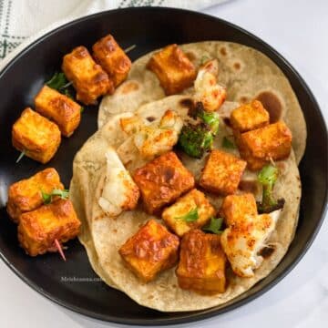 A plate of tandoori tofu tikka is with rotis.