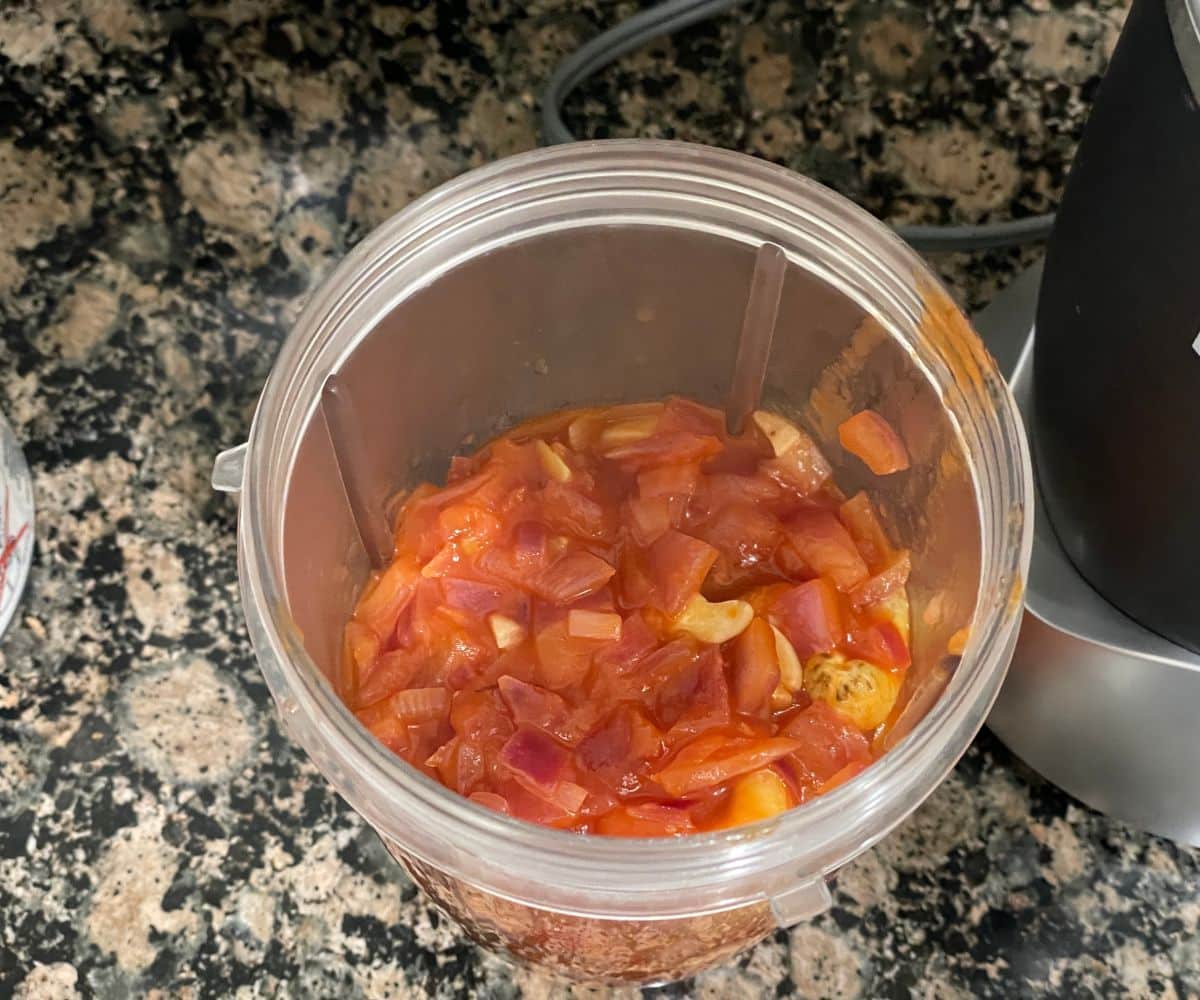 A blender is filled with tofu makhani sauce.