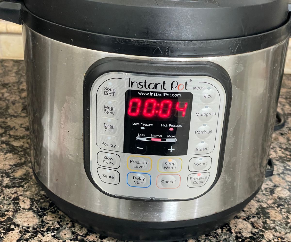 An instant pot displaying cooking time.