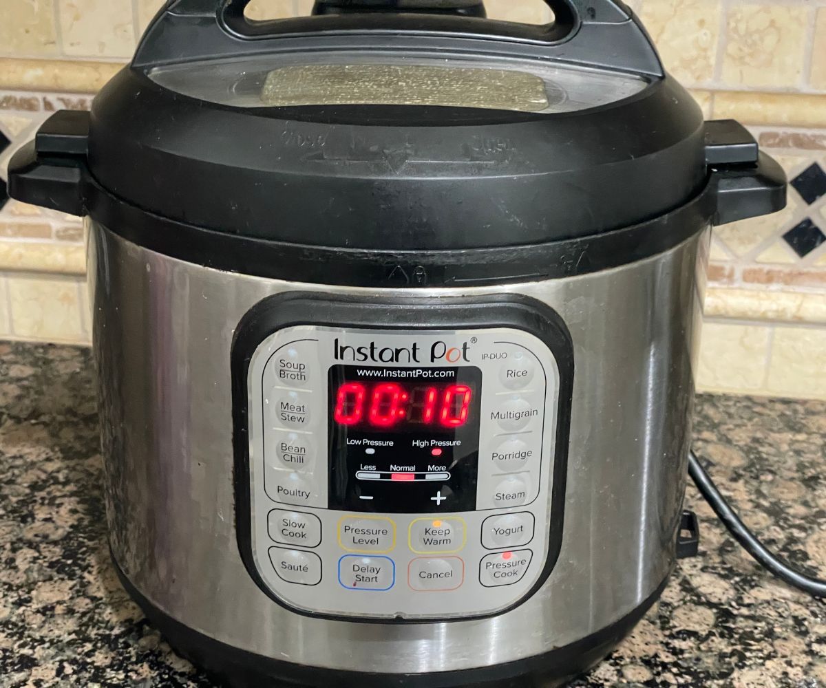 An instant pot is showing cooking time.