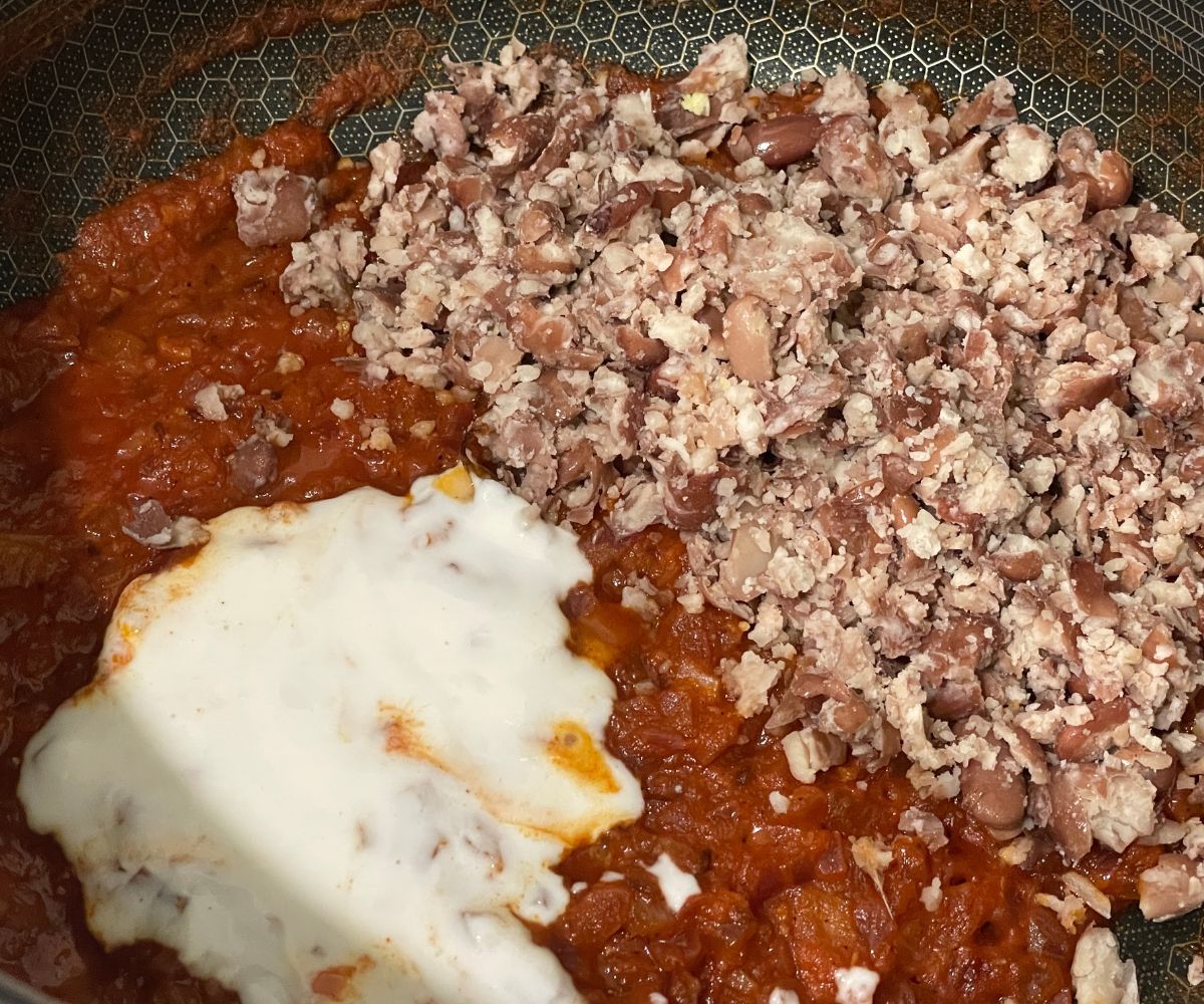 A pan is with kashmiri rajma curry.