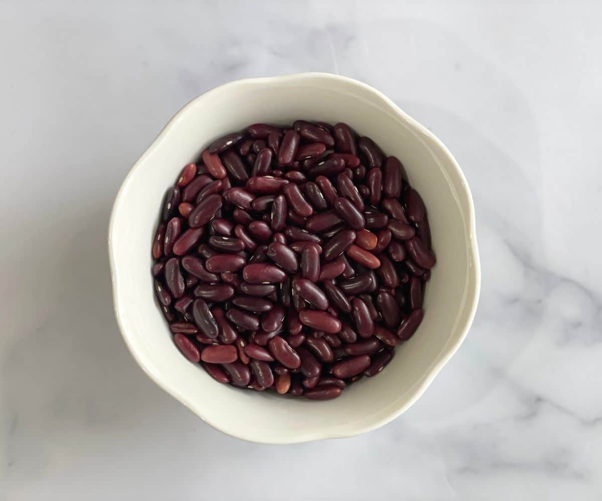 A bow is with dry kidney beans.