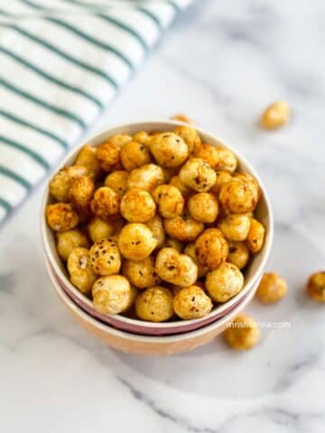 Air fried roasted lotus seed is in the bowl.