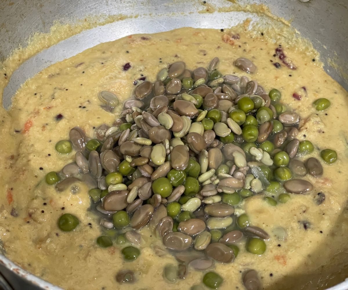 A pot has hyacinth bean curry.