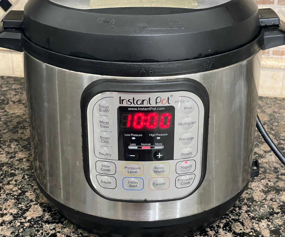 Instant pot displaying yogurt fermenting time.