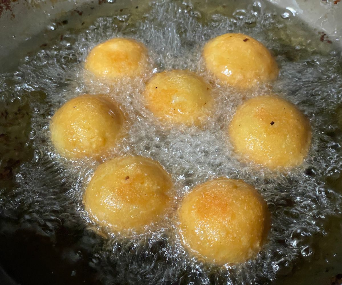 Deep frying malai kofta balls.