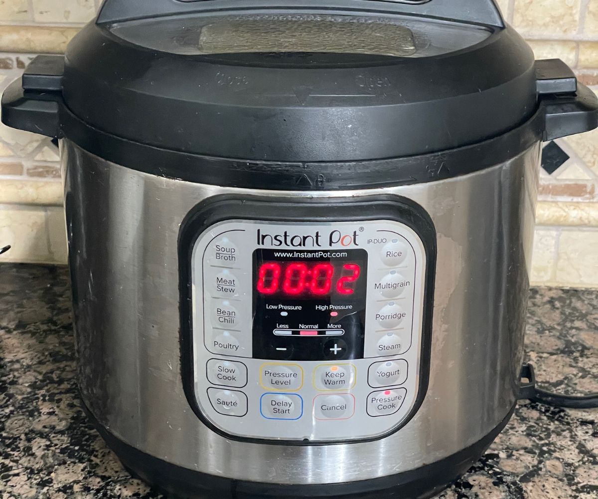 An instant pot displaying cooking time.