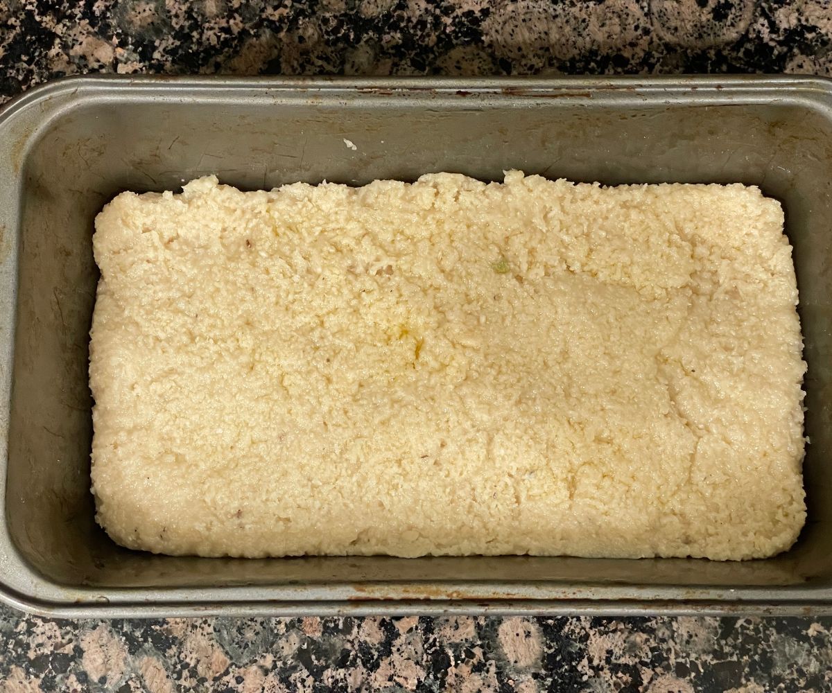 Coconut burfi is in the tray.