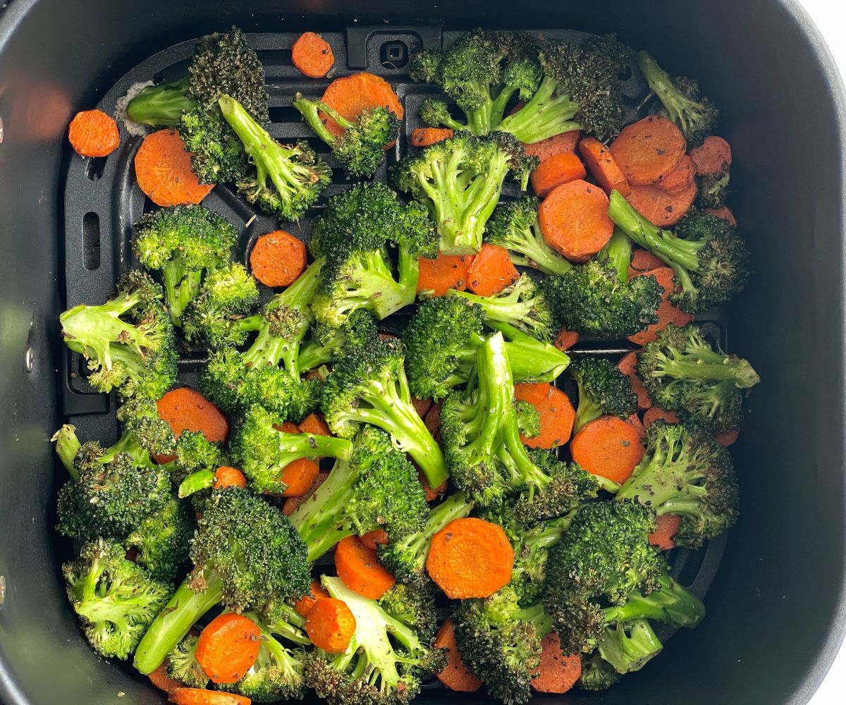 Air fried carrots and broccoli are in the basket.