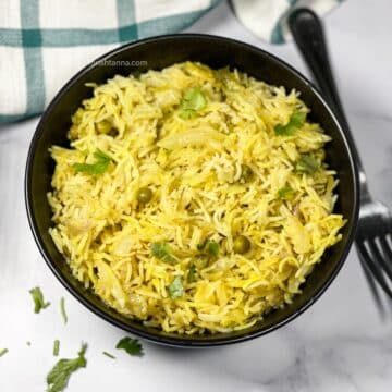 A bowl of cabbage rice is on the surface.