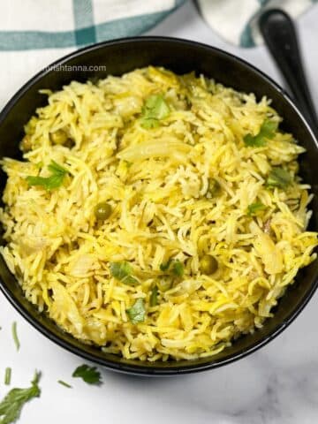 A bowl of cabbage rice is on the surface.