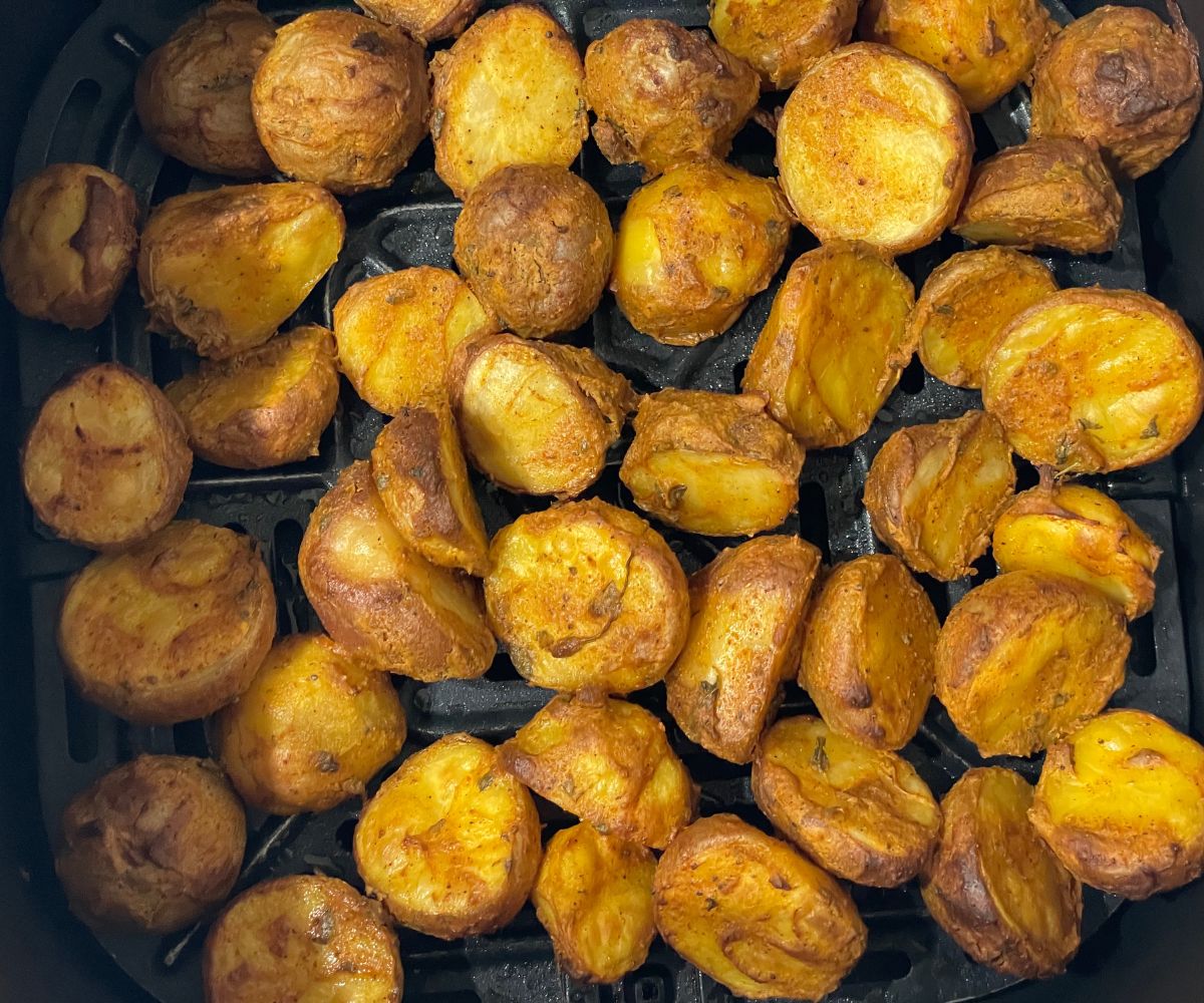 Air fryer tandoori aloo are in the basket.