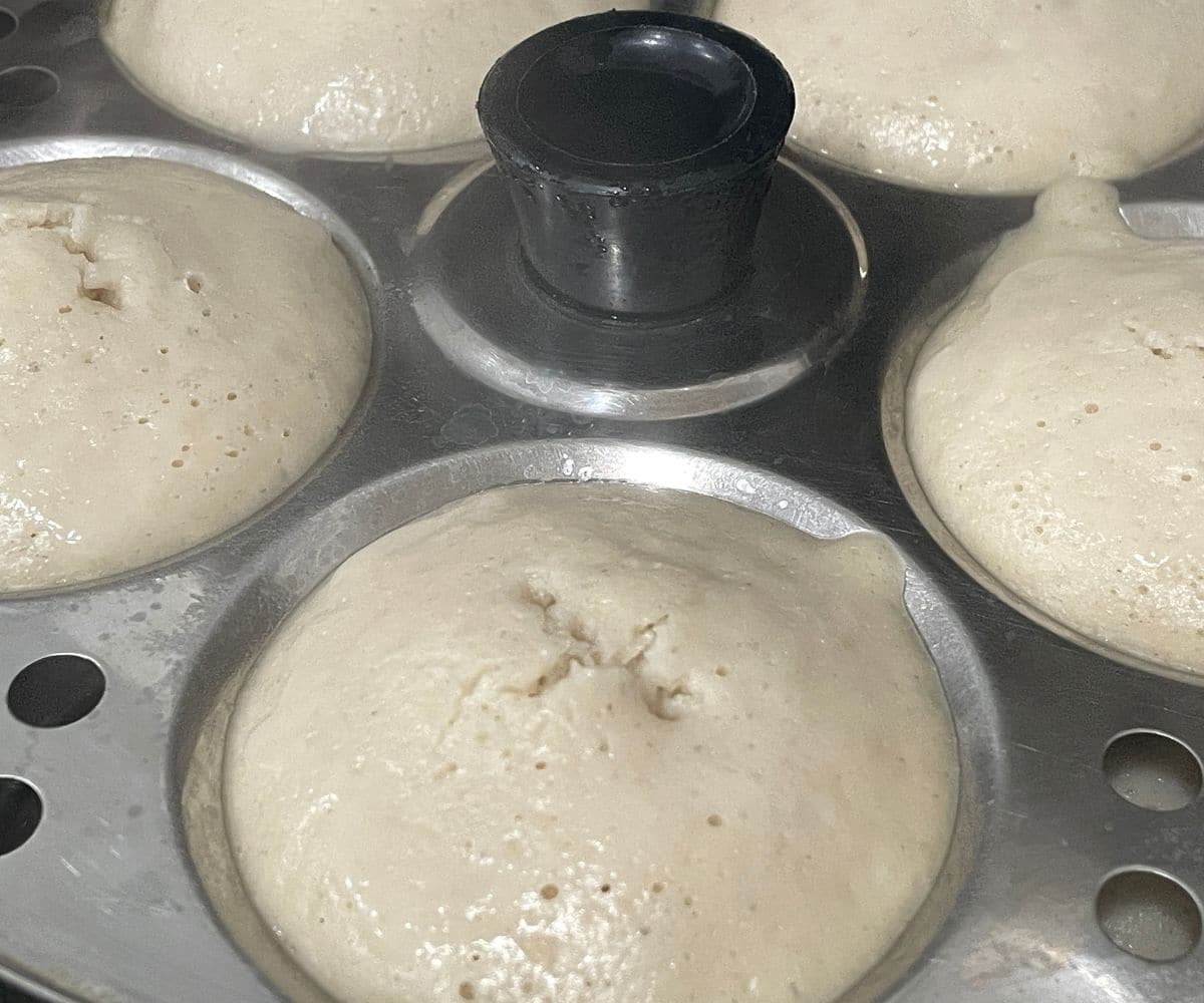 A idli stand has steamed quinoa Idli's.