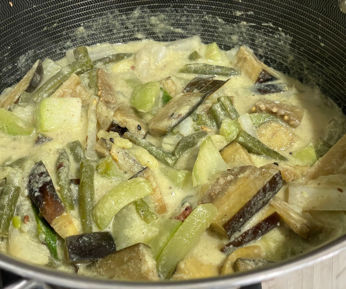 A pot has bengali mixed vegetable curry.