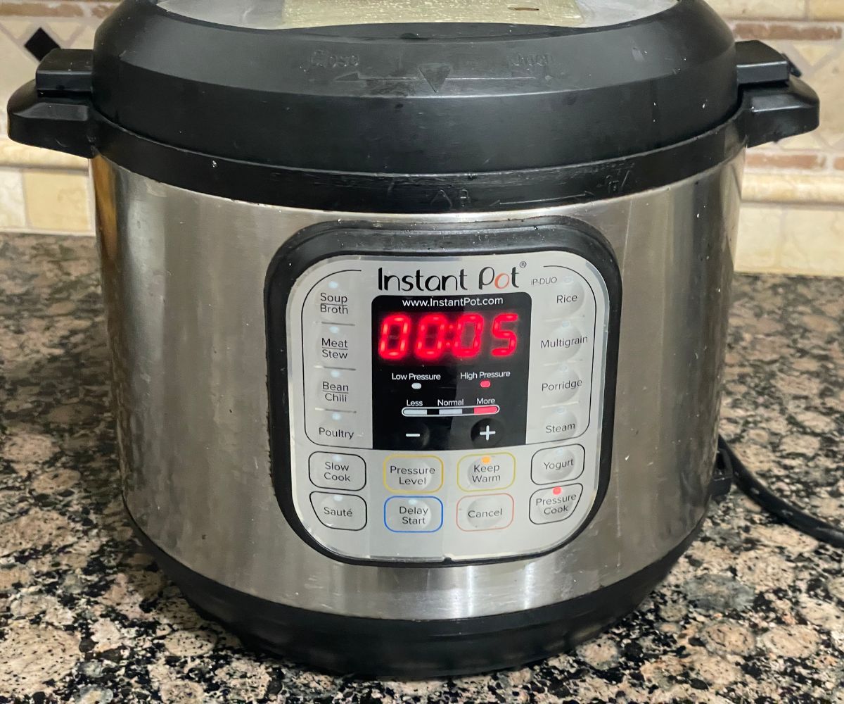 An instant pot displaying timer.