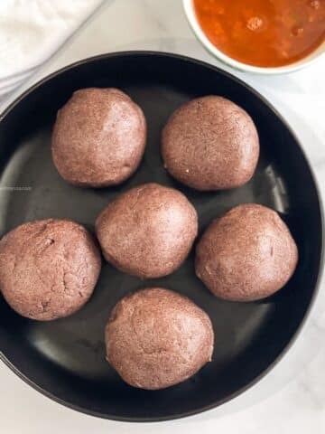 A plate has ragi mudde balls on the table.
